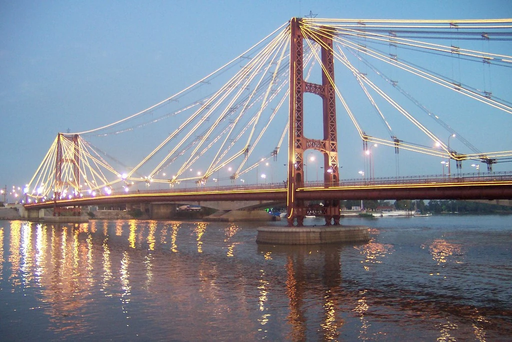 Puente Colgante iluminado sobre la laguna Setúbal